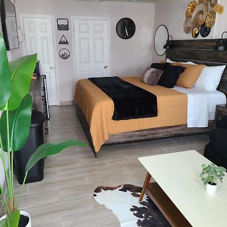 Modern Studio Retreat With King Bed - Cozy Comfort Pahokee Eksteriør bilde